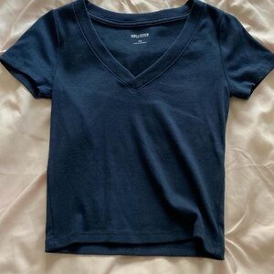 Hollister Women's Navy V-Neck Baby Tee